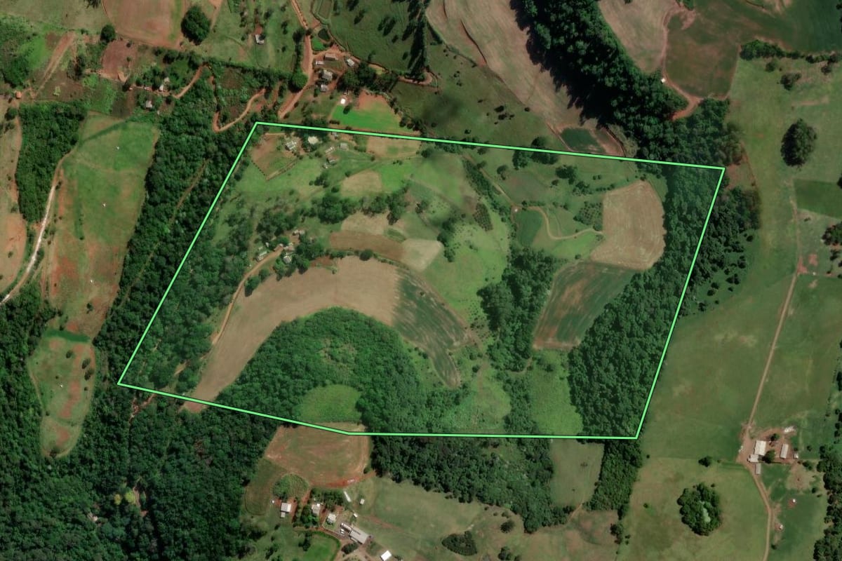 Imagem de satélite do imóvel rural em Chapecó (SC), com o contorno declarado no CAR desenhado por cima.