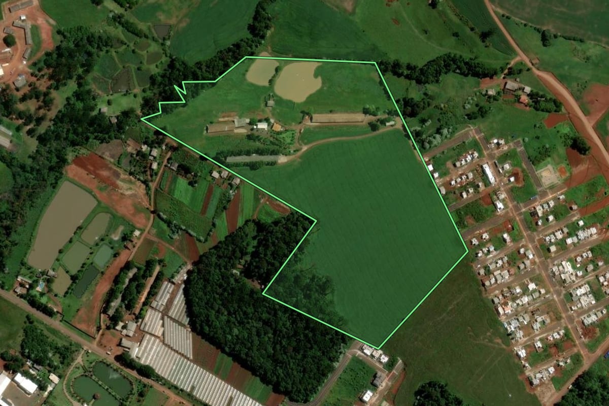 Imagem de satélite do imóvel rural em Chapecó (SC), com o contorno declarado no CAR desenhado por cima.
