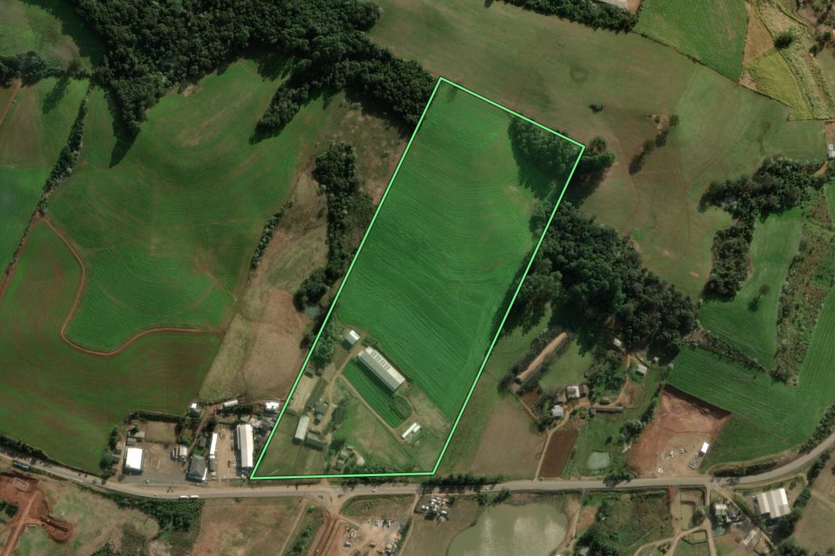 Imagem de satélite do imóvel rural em Chapecó (SC), com o contorno declarado no CAR desenhado por cima.