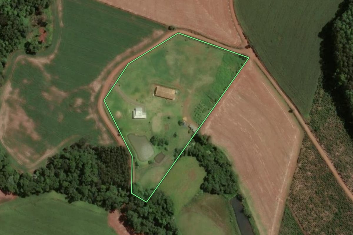 Imagem de satélite do imóvel rural em Chapecó (SC), com o contorno declarado no CAR desenhado por cima.