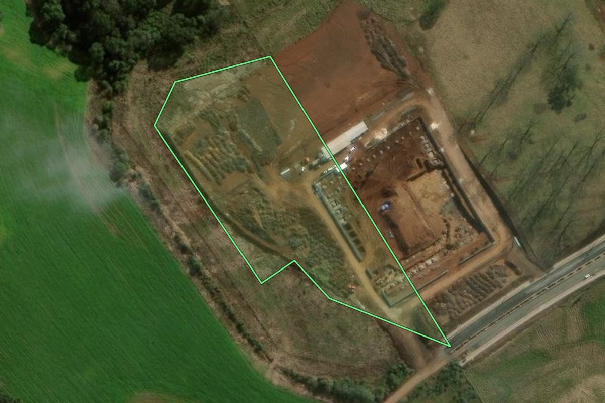 Imagem de satélite do imóvel rural em Chapecó (SC), com o contorno declarado no CAR desenhado por cima.