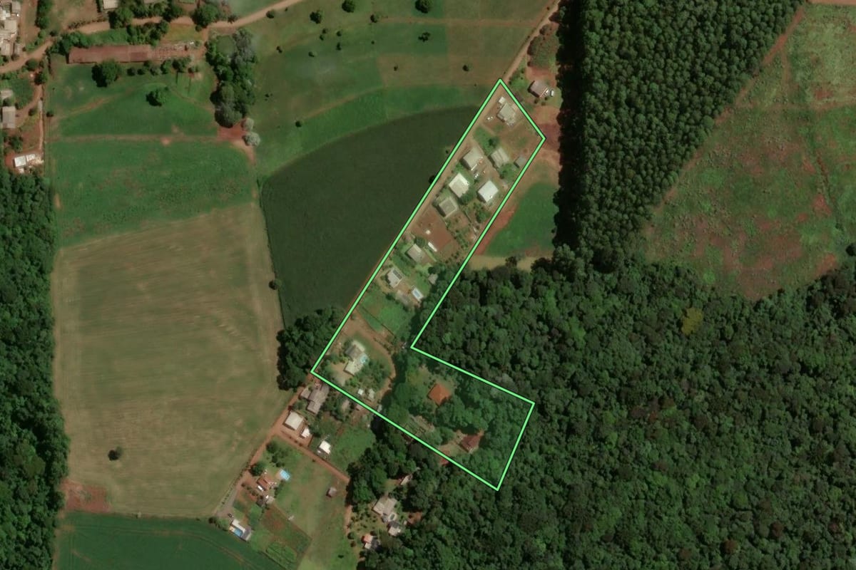 Imagem de satélite do imóvel rural em Chapecó (SC), com o contorno declarado no CAR desenhado por cima.
