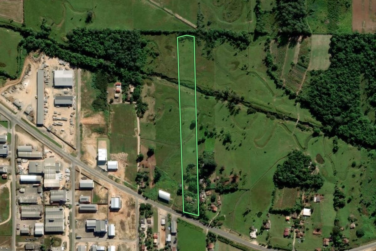 Imagem de satélite do imóvel rural em Cocal do Sul (SC), com o contorno declarado no CAR desenhado por cima.