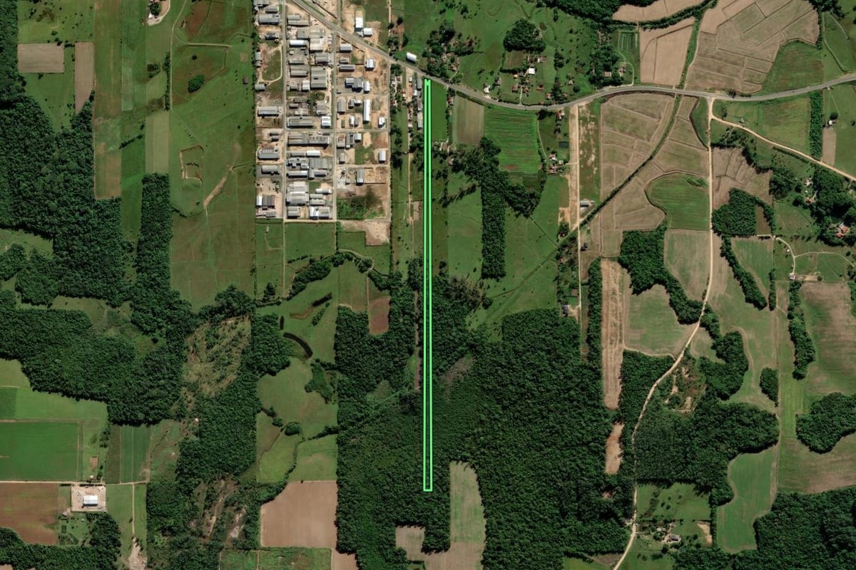 Imagem de satélite do imóvel rural em Cocal do Sul (SC), com o contorno declarado no CAR desenhado por cima.