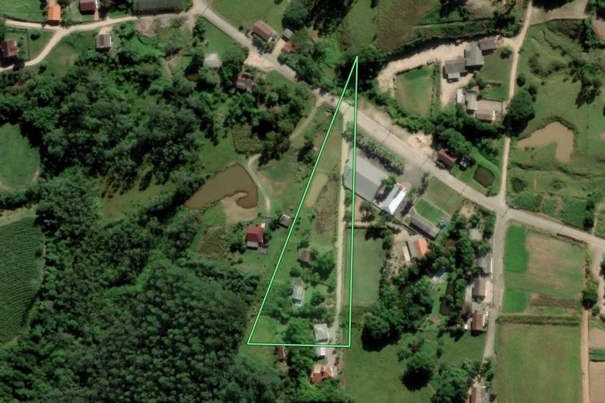 Imagem de satélite do imóvel rural em Cocal do Sul (SC), com o contorno declarado no CAR desenhado por cima.