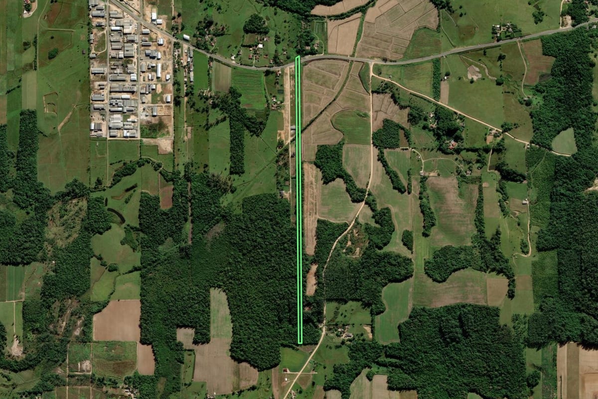 Imagem de satélite do imóvel rural em Cocal do Sul (SC), com o contorno declarado no CAR desenhado por cima.