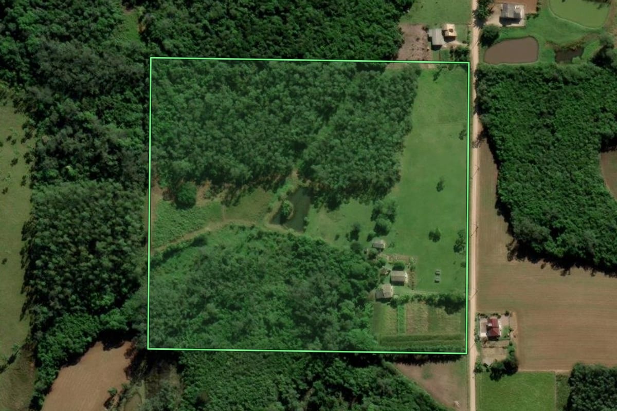 Imagem de satélite do imóvel rural em Cocal do Sul (SC), com o contorno declarado no CAR desenhado por cima.