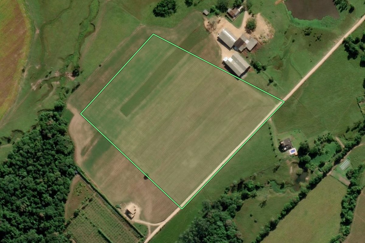 Imagem de satélite do imóvel rural em Cocal do Sul (SC), com o contorno declarado no CAR desenhado por cima.
