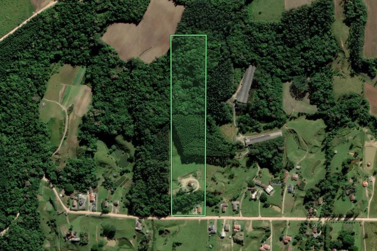 Imagem de satélite do imóvel rural em Cocal do Sul (SC), com o contorno declarado no CAR desenhado por cima.