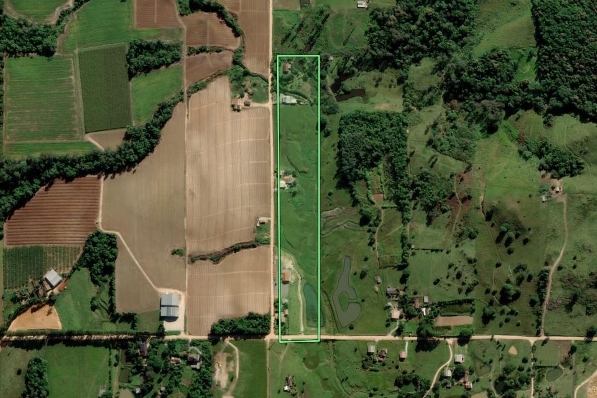 Imagem de satélite do imóvel rural em Cocal do Sul (SC), com o contorno declarado no CAR desenhado por cima.