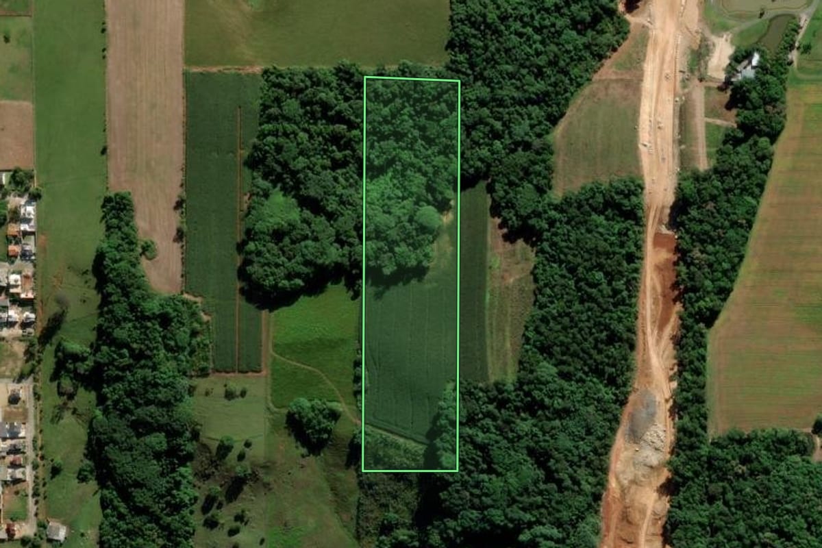 Imagem de satélite do imóvel rural em Cocal do Sul (SC), com o contorno declarado no CAR desenhado por cima.