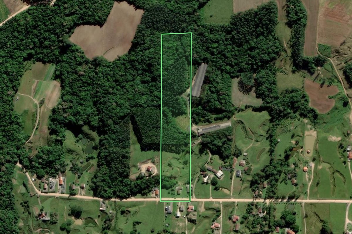 Imagem de satélite do imóvel rural em Cocal do Sul (SC), com o contorno declarado no CAR desenhado por cima.