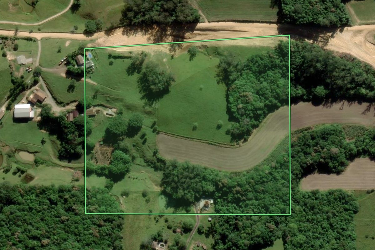 Imagem de satélite do imóvel rural em Cocal do Sul (SC), com o contorno declarado no CAR desenhado por cima.