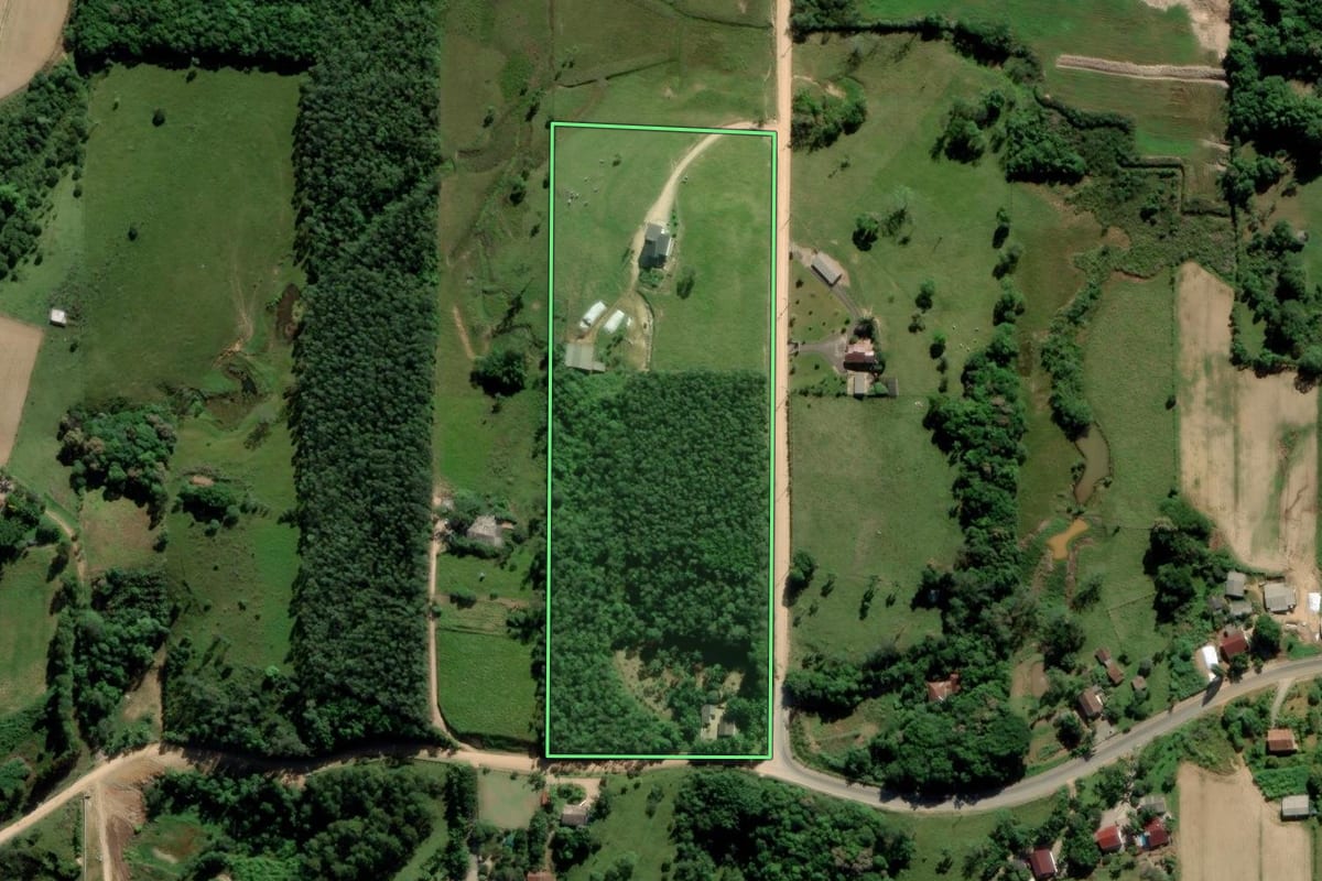 Imagem de satélite do imóvel rural em Cocal do Sul (SC), com o contorno declarado no CAR desenhado por cima.
