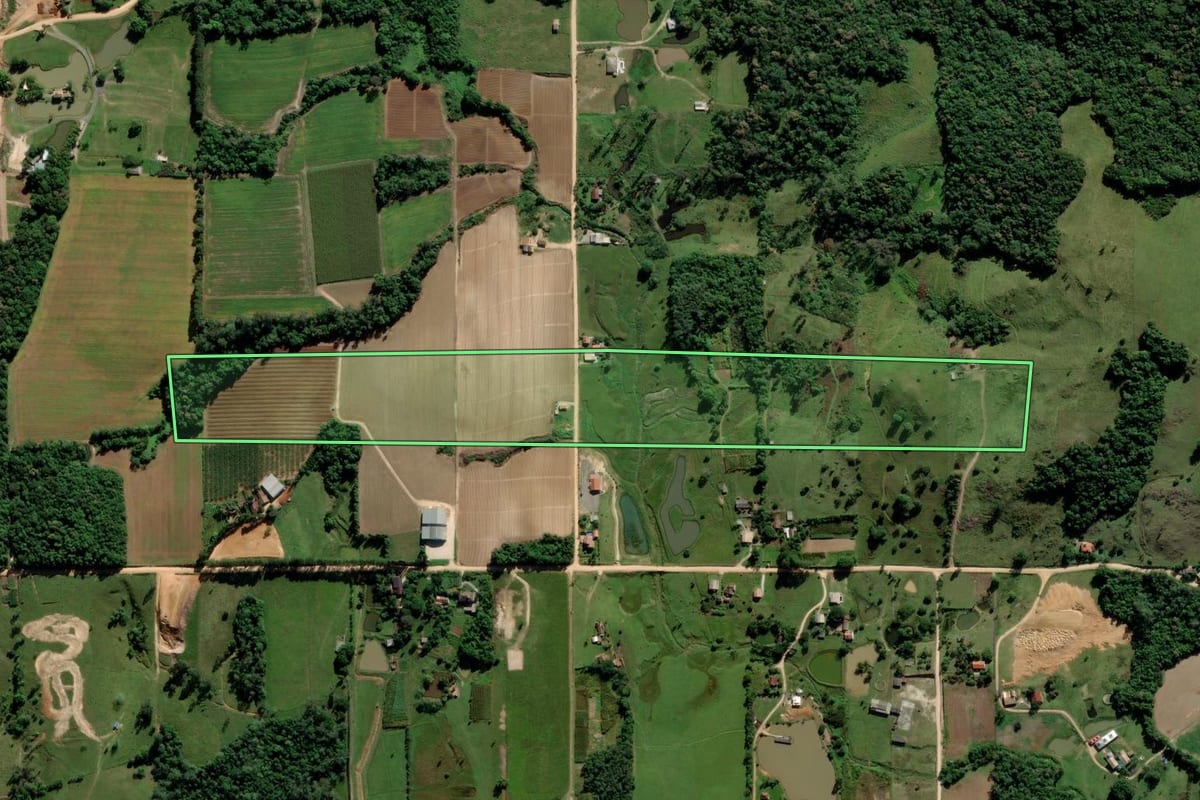 Imagem de satélite do imóvel rural em Cocal do Sul (SC), com o contorno declarado no CAR desenhado por cima.