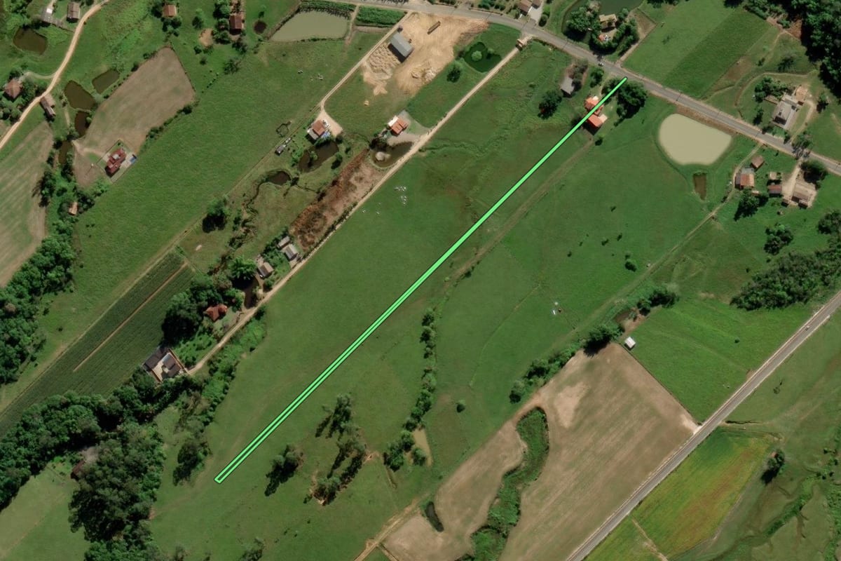 Imagem de satélite do imóvel rural em Cocal do Sul (SC), com o contorno declarado no CAR desenhado por cima.