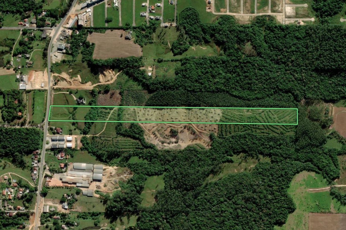 Imagem de satélite do imóvel rural em Cocal do Sul (SC), com o contorno declarado no CAR desenhado por cima.
