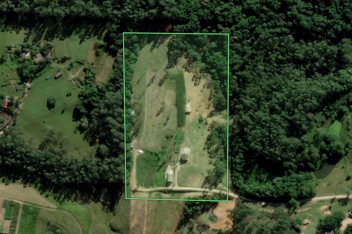 Imagem de satélite do imóvel rural em Cocal do Sul (SC), com o contorno declarado no CAR desenhado por cima.