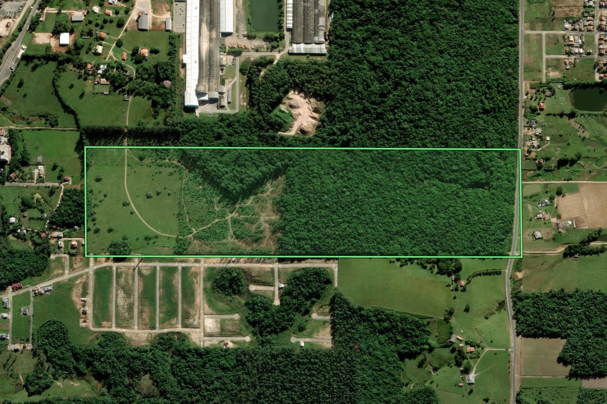 Imagem de satélite do imóvel rural em Cocal do Sul (SC), com o contorno declarado no CAR desenhado por cima.