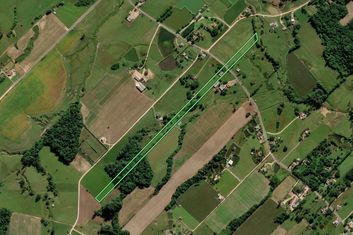 Imagem de satélite do imóvel rural em Cocal do Sul (SC), com o contorno declarado no CAR desenhado por cima.