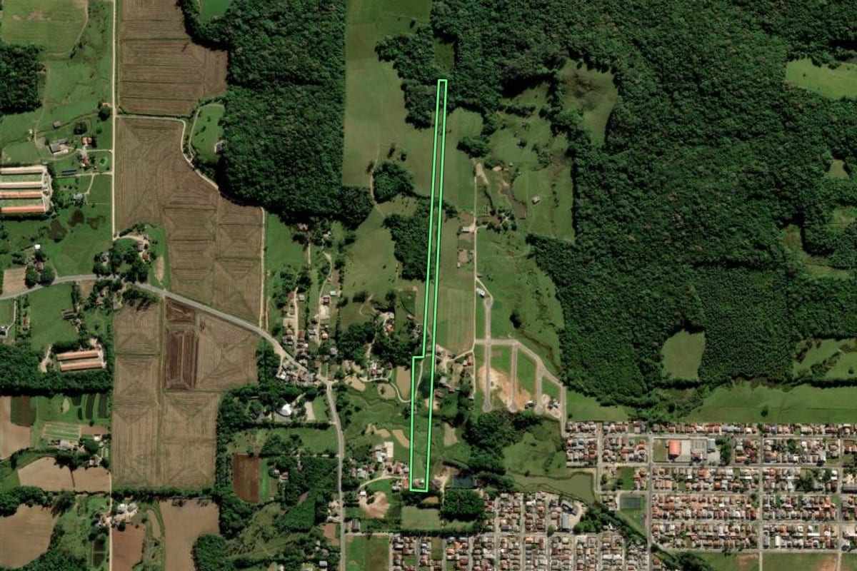 Imagem de satélite do imóvel rural em Cocal do Sul (SC), com o contorno declarado no CAR desenhado por cima.