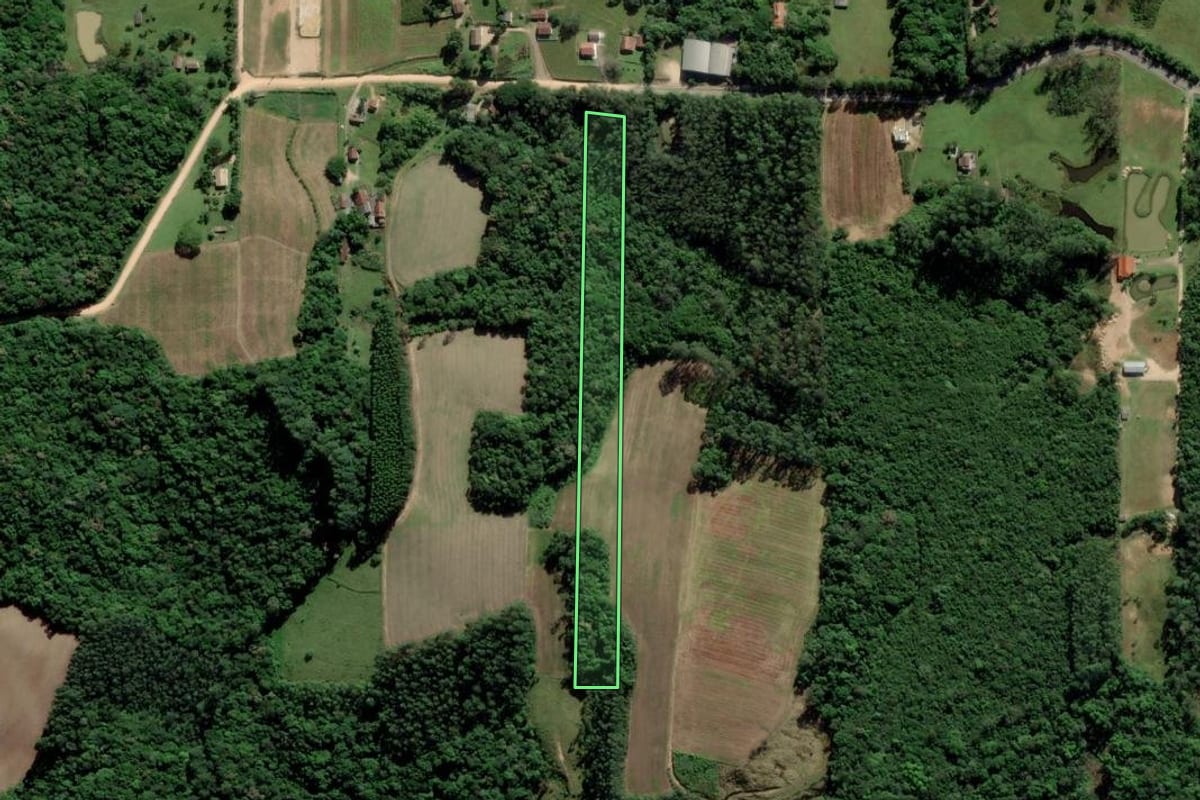 Imagem de satélite do imóvel rural em Cocal do Sul (SC), com o contorno declarado no CAR desenhado por cima.