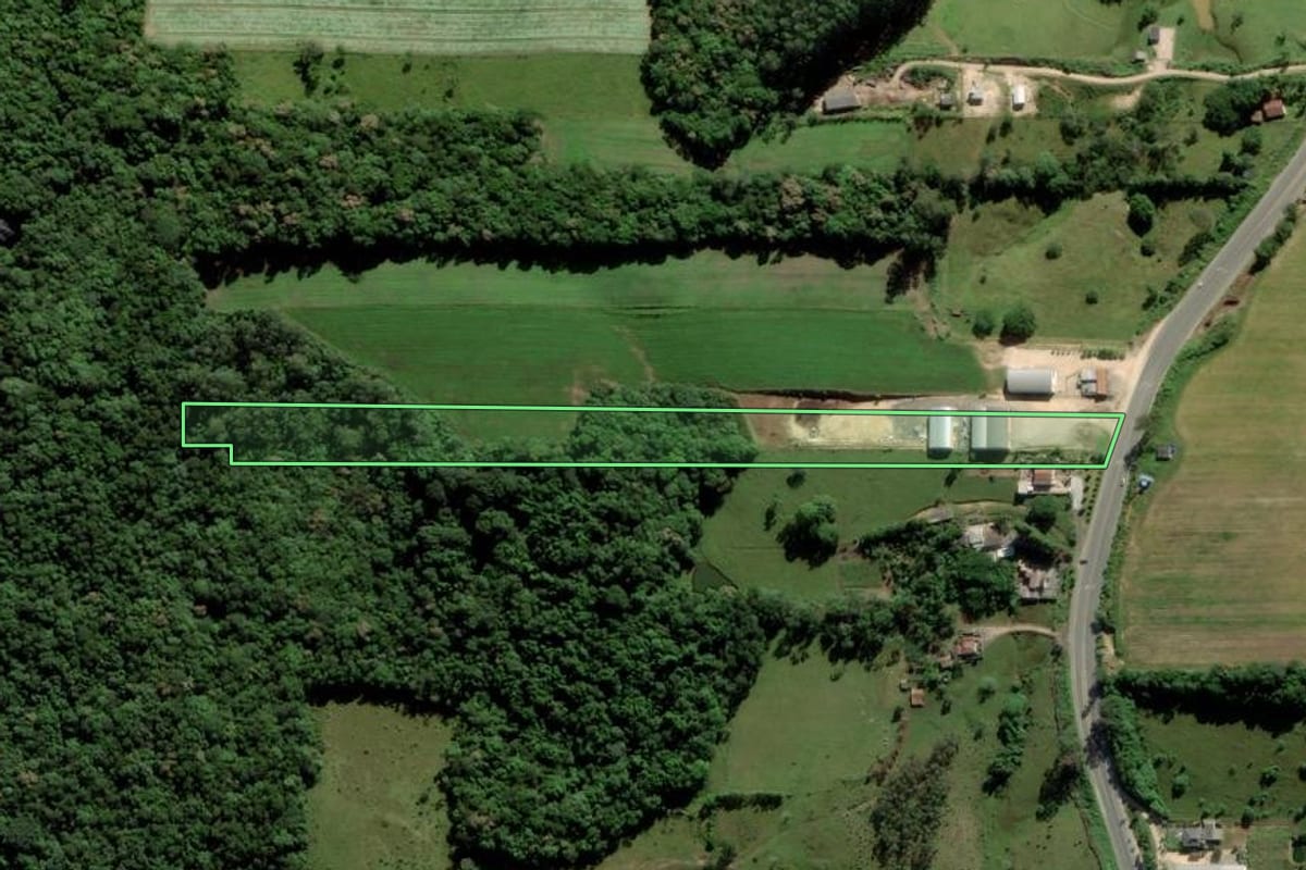 Imagem de satélite do imóvel rural em Cocal do Sul (SC), com o contorno declarado no CAR desenhado por cima.
