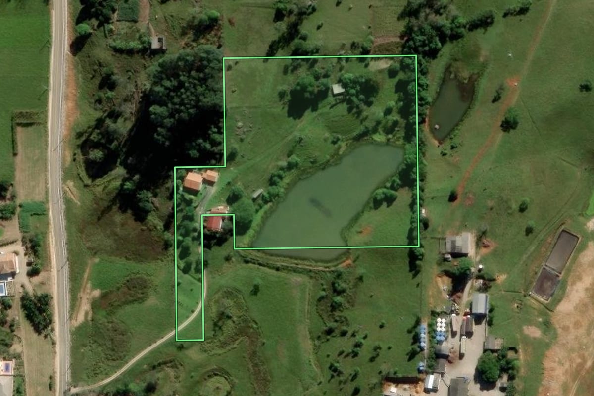 Imagem de satélite do imóvel rural em Cocal do Sul (SC), com o contorno declarado no CAR desenhado por cima.