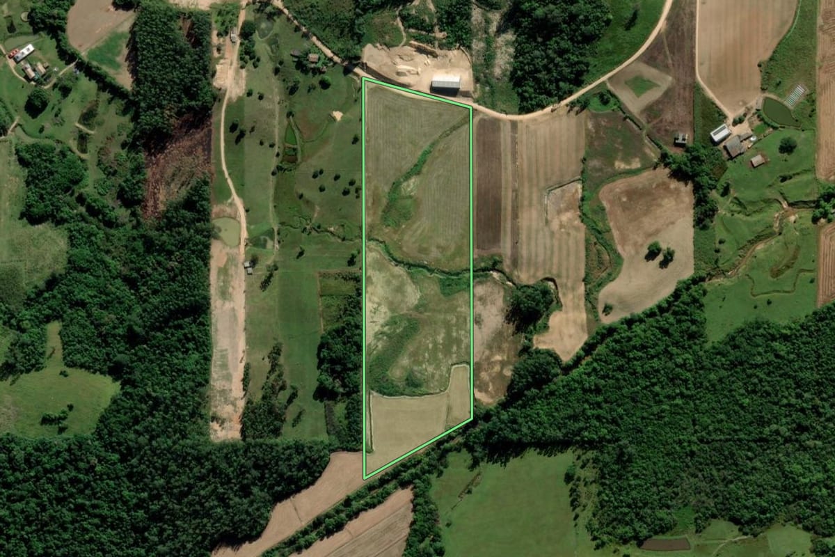 Imagem de satélite do imóvel rural em Cocal do Sul (SC), com o contorno declarado no CAR desenhado por cima.