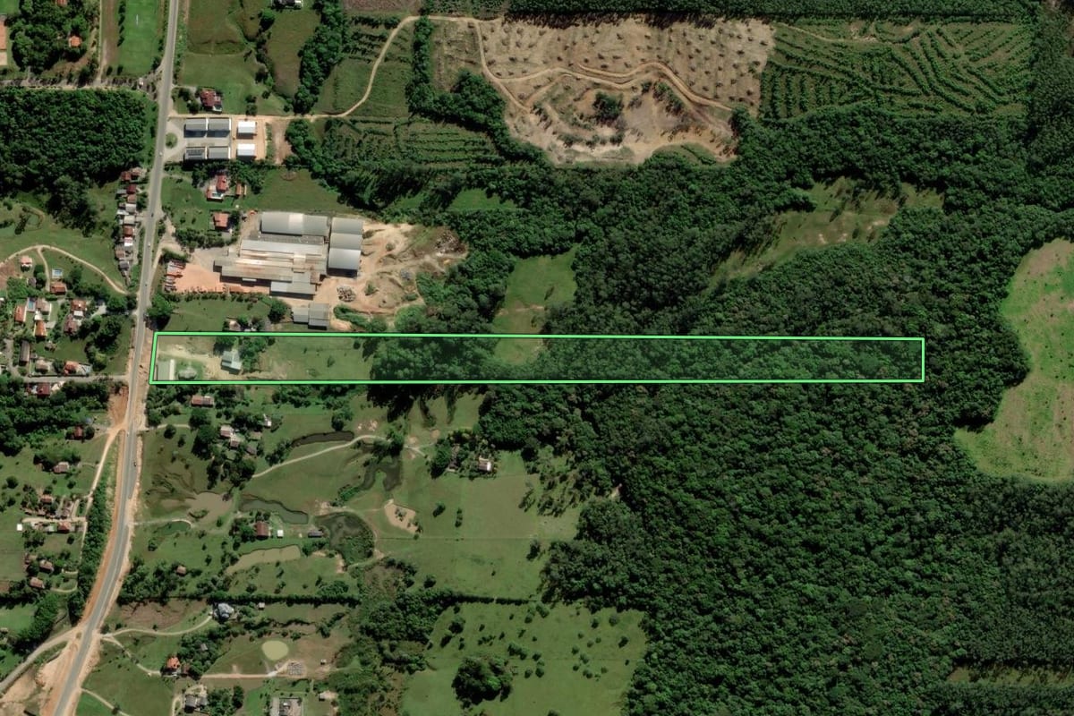 Imagem de satélite do imóvel rural em Cocal do Sul (SC), com o contorno declarado no CAR desenhado por cima.