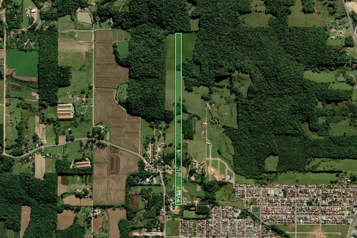 Imagem de satélite do imóvel rural em Cocal do Sul (SC), com o contorno declarado no CAR desenhado por cima.