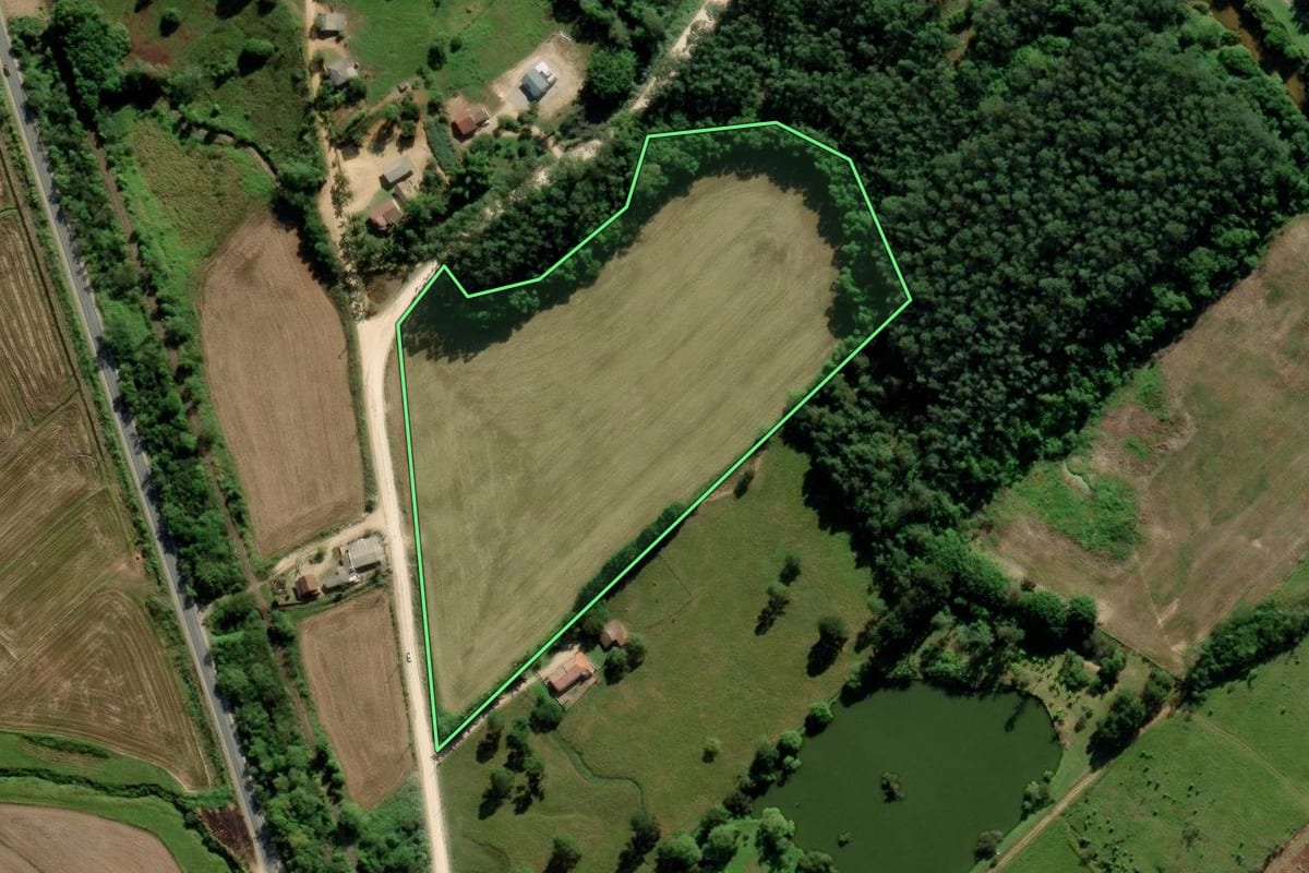 Imagem de satélite do imóvel rural em Cocal do Sul (SC), com o contorno declarado no CAR desenhado por cima.