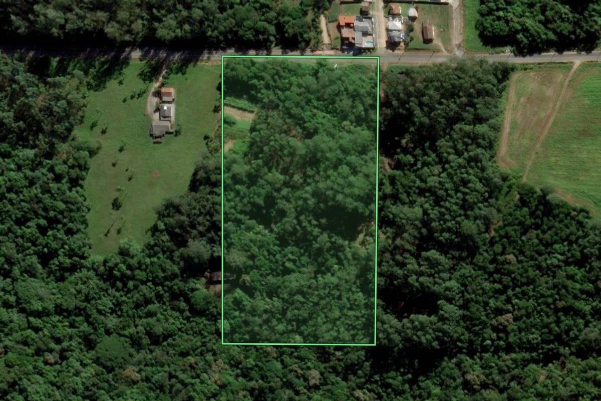 Imagem de satélite do imóvel rural em Cocal do Sul (SC), com o contorno declarado no CAR desenhado por cima.