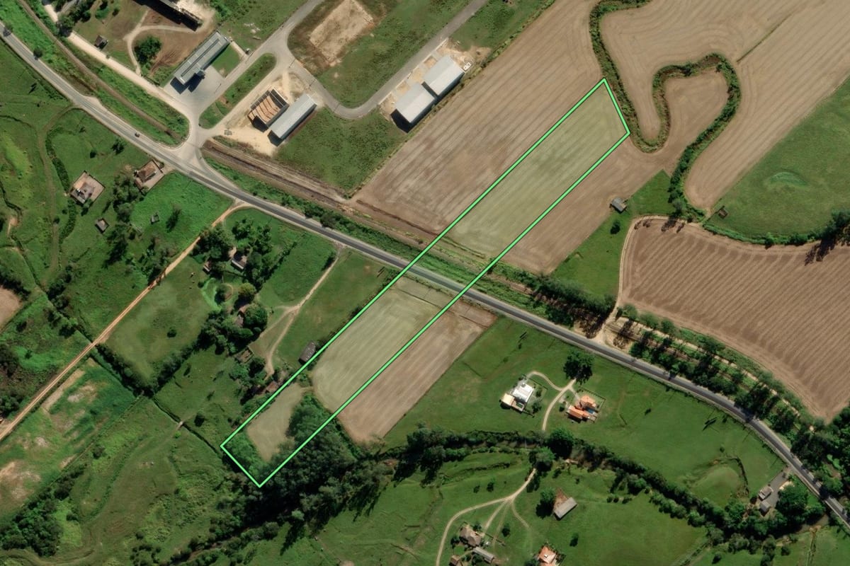 Imagem de satélite do imóvel rural em Cocal do Sul (SC), com o contorno declarado no CAR desenhado por cima.
