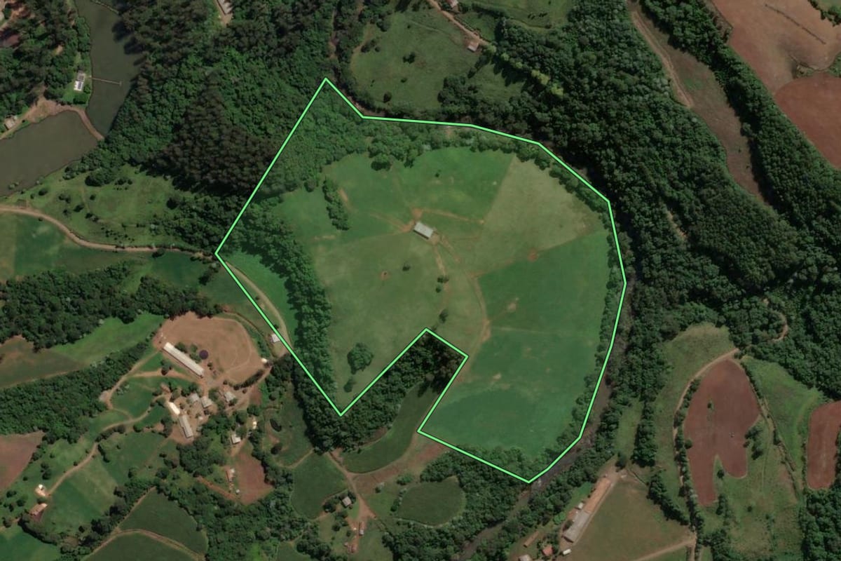 Imagem de satélite do imóvel rural em Concórdia (SC), com o contorno declarado no CAR desenhado por cima.