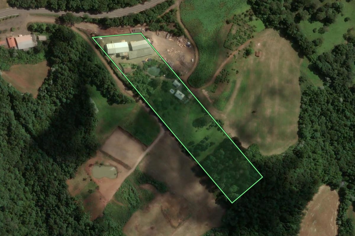 Imagem de satélite do imóvel rural em Concórdia (SC), com o contorno declarado no CAR desenhado por cima.