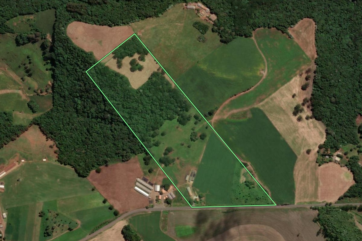 Imagem de satélite do imóvel rural em Concórdia (SC), com o contorno declarado no CAR desenhado por cima.
