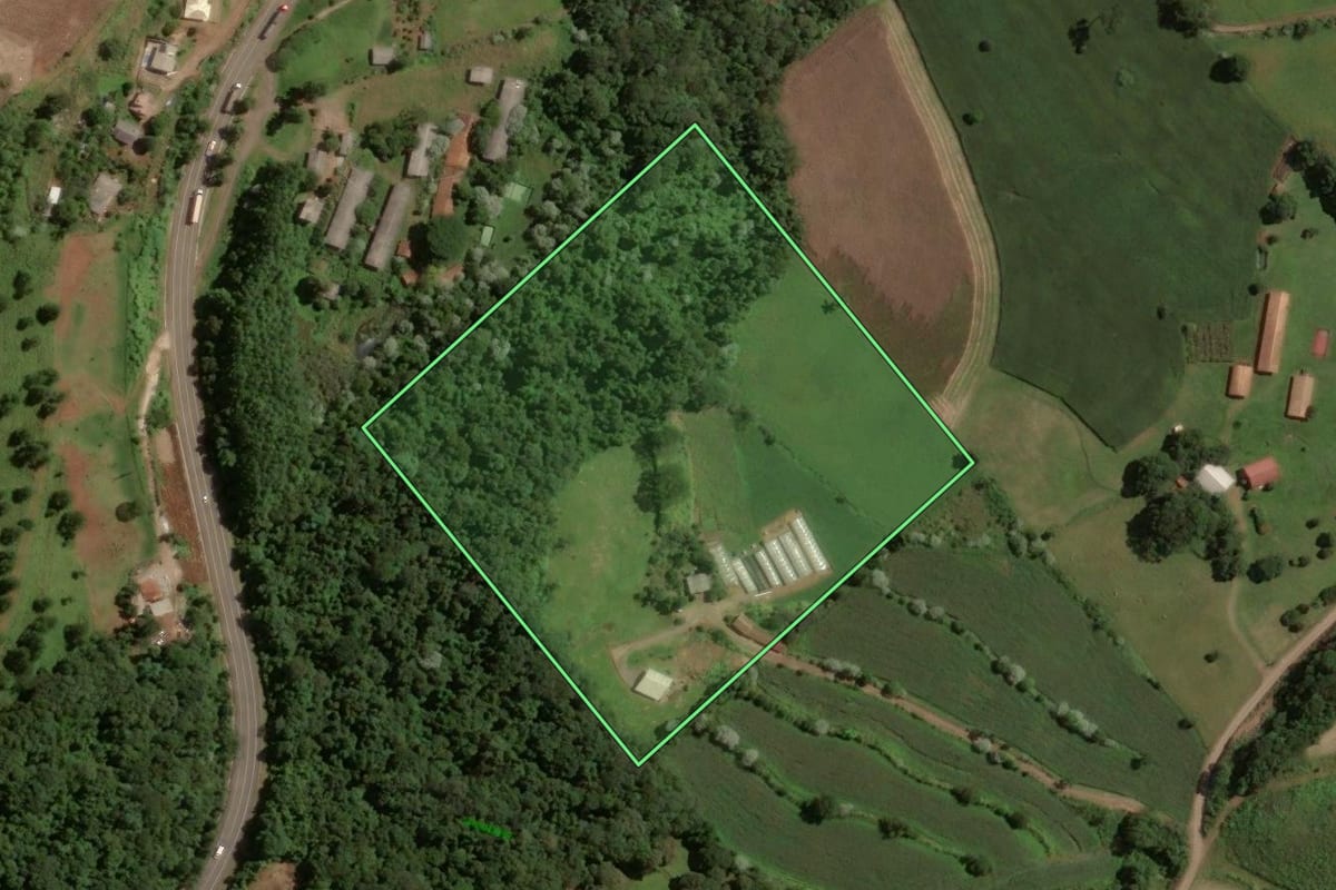 Imagem de satélite do imóvel rural em Concórdia (SC), com o contorno declarado no CAR desenhado por cima.