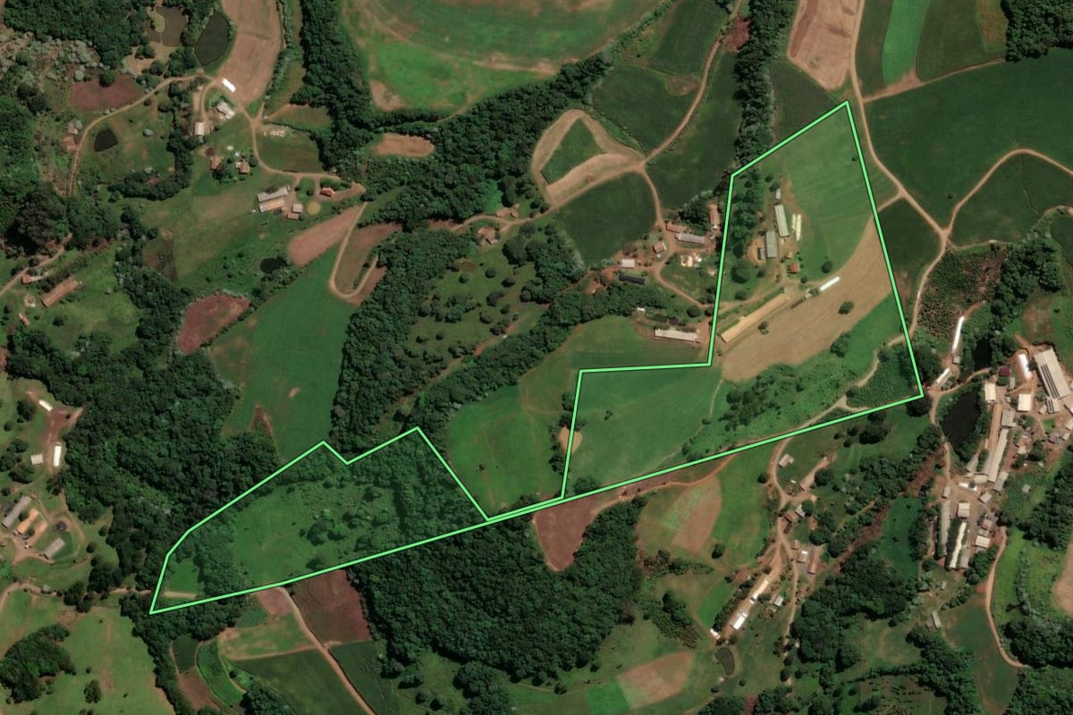 Imagem de satélite do imóvel rural em Concórdia (SC), com o contorno declarado no CAR desenhado por cima.
