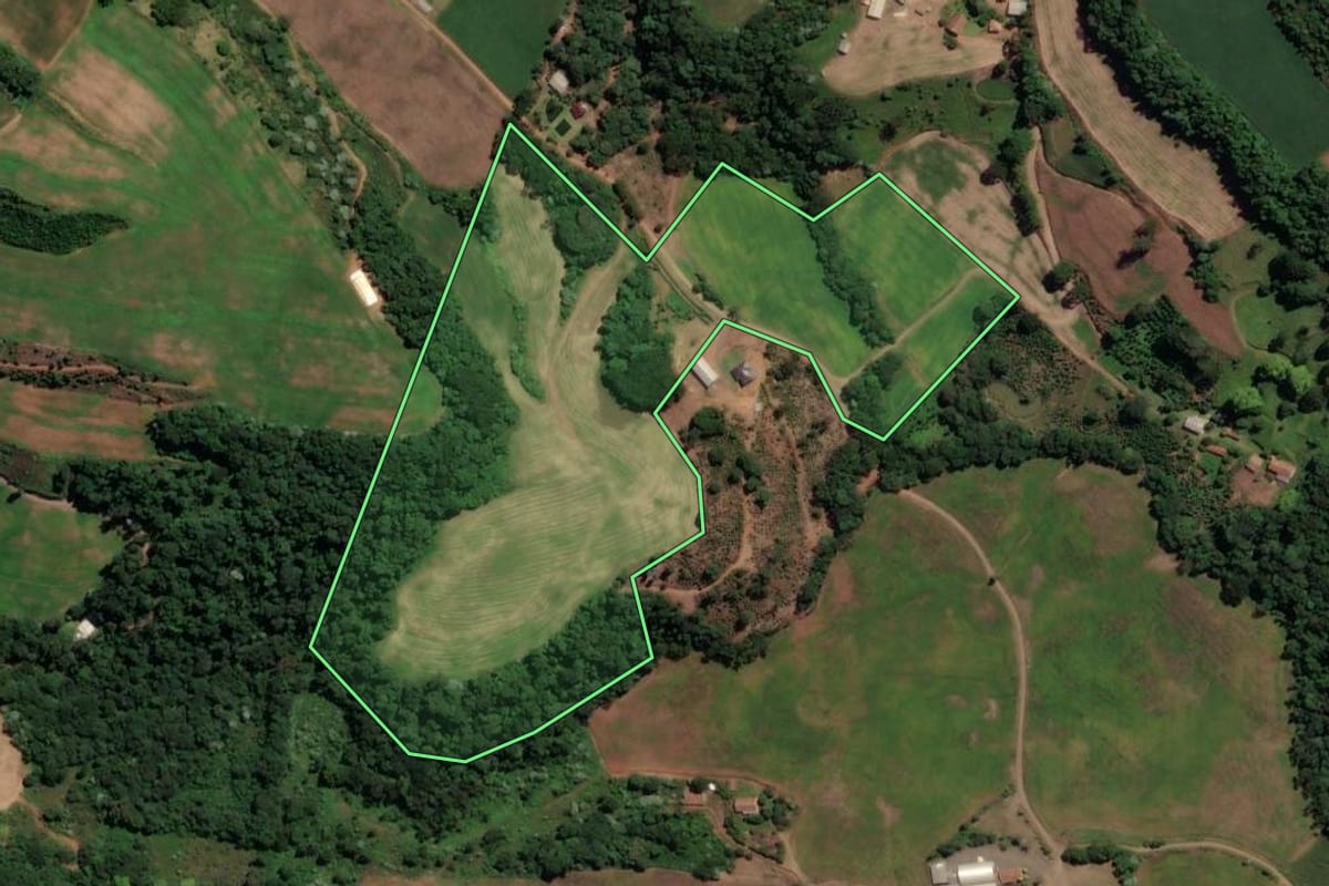 Imagem de satélite do imóvel rural em Concórdia (SC), com o contorno declarado no CAR desenhado por cima.