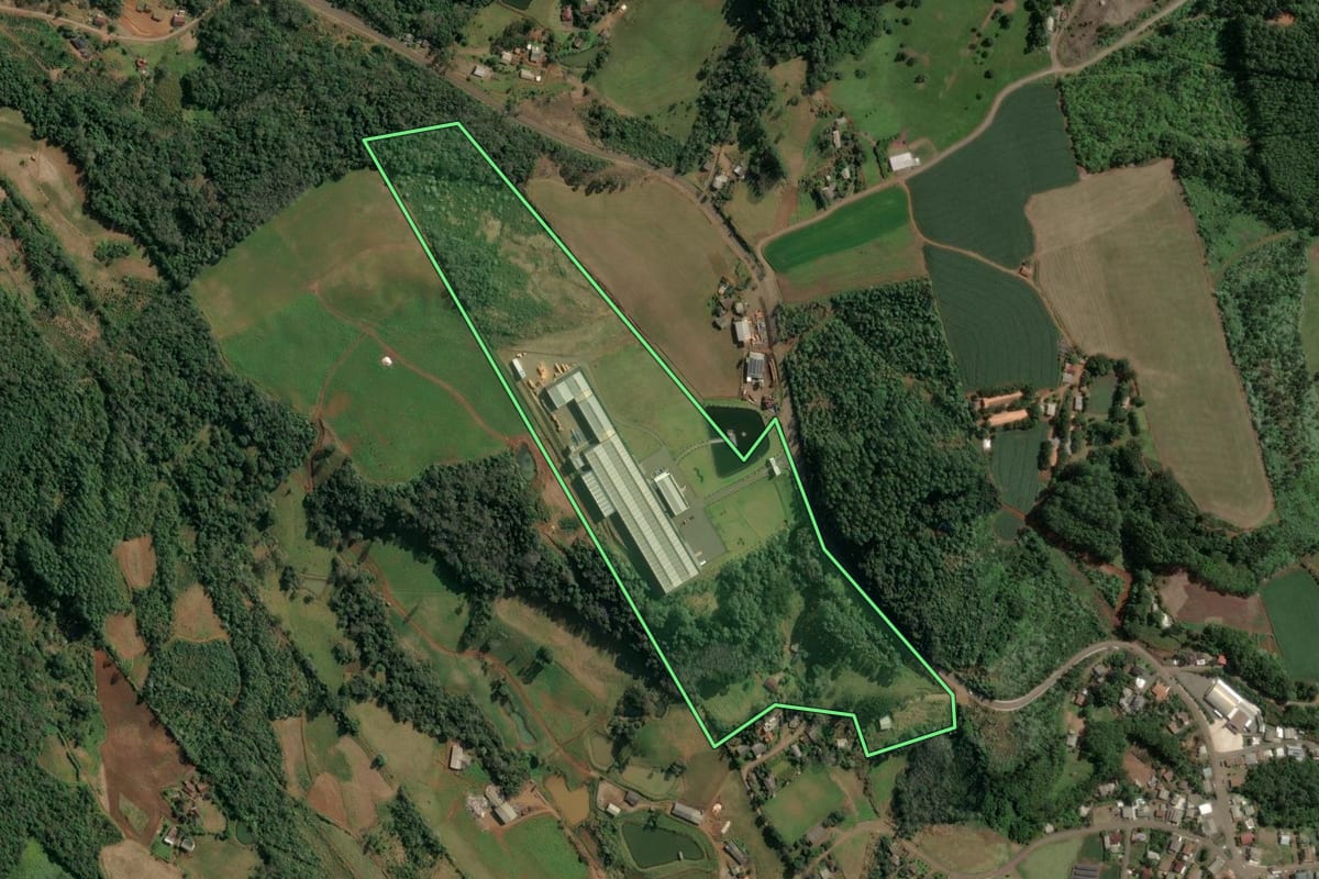 Imagem de satélite do imóvel rural em Concórdia (SC), com o contorno declarado no CAR desenhado por cima.