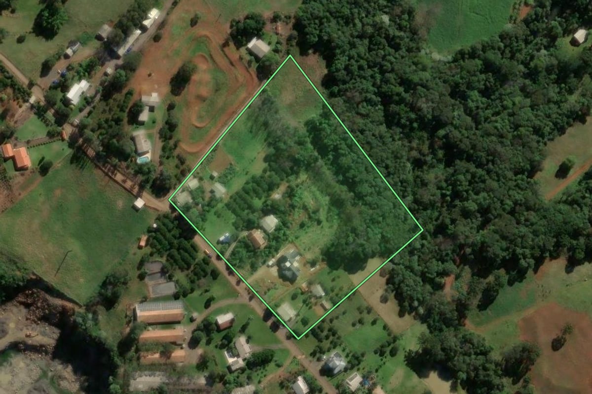 Imagem de satélite do imóvel rural em Concórdia (SC), com o contorno declarado no CAR desenhado por cima.