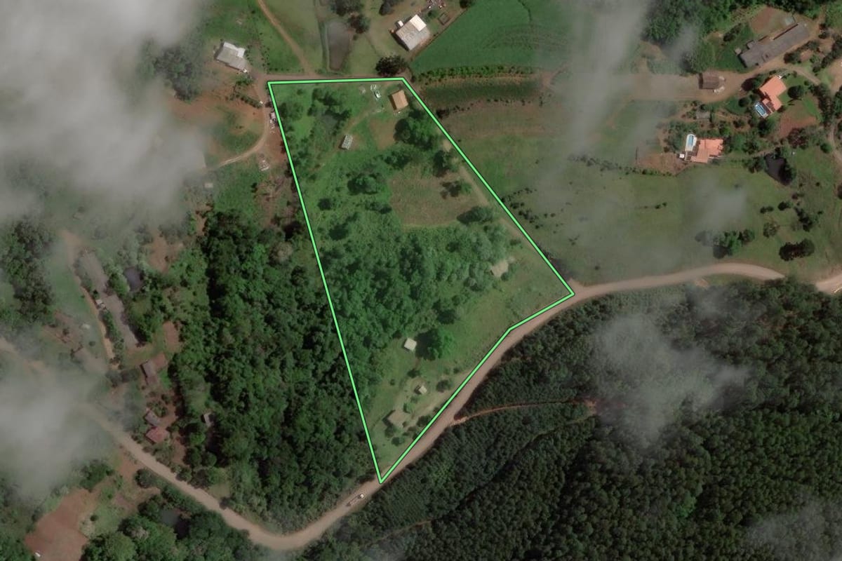 Imagem de satélite do imóvel rural em Concórdia (SC), com o contorno declarado no CAR desenhado por cima.