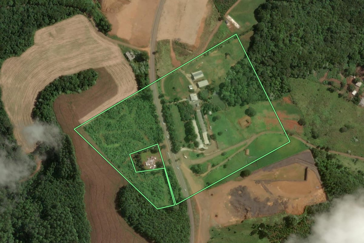 Imagem de satélite do imóvel rural em Concórdia (SC), com o contorno declarado no CAR desenhado por cima.