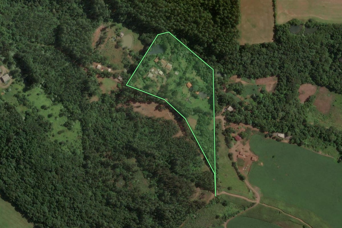 Imagem de satélite do imóvel rural em Concórdia (SC), com o contorno declarado no CAR desenhado por cima.