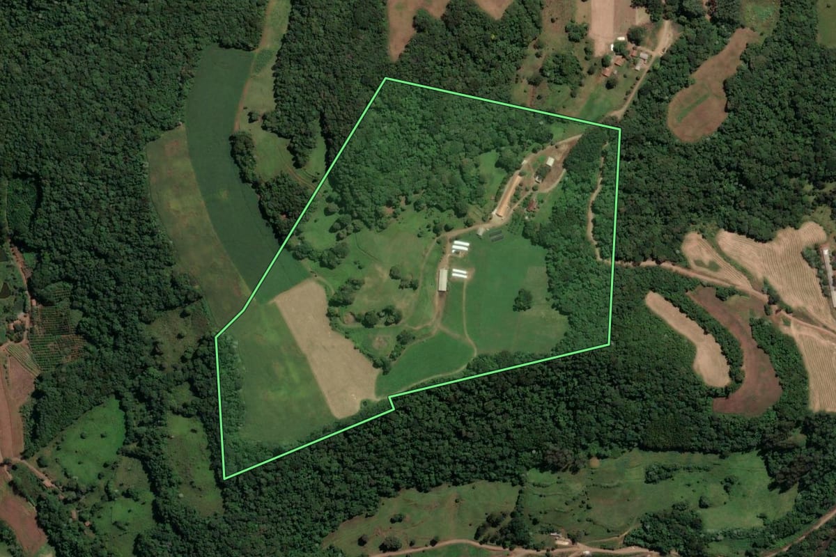 Imagem de satélite do imóvel rural em Concórdia (SC), com o contorno declarado no CAR desenhado por cima.