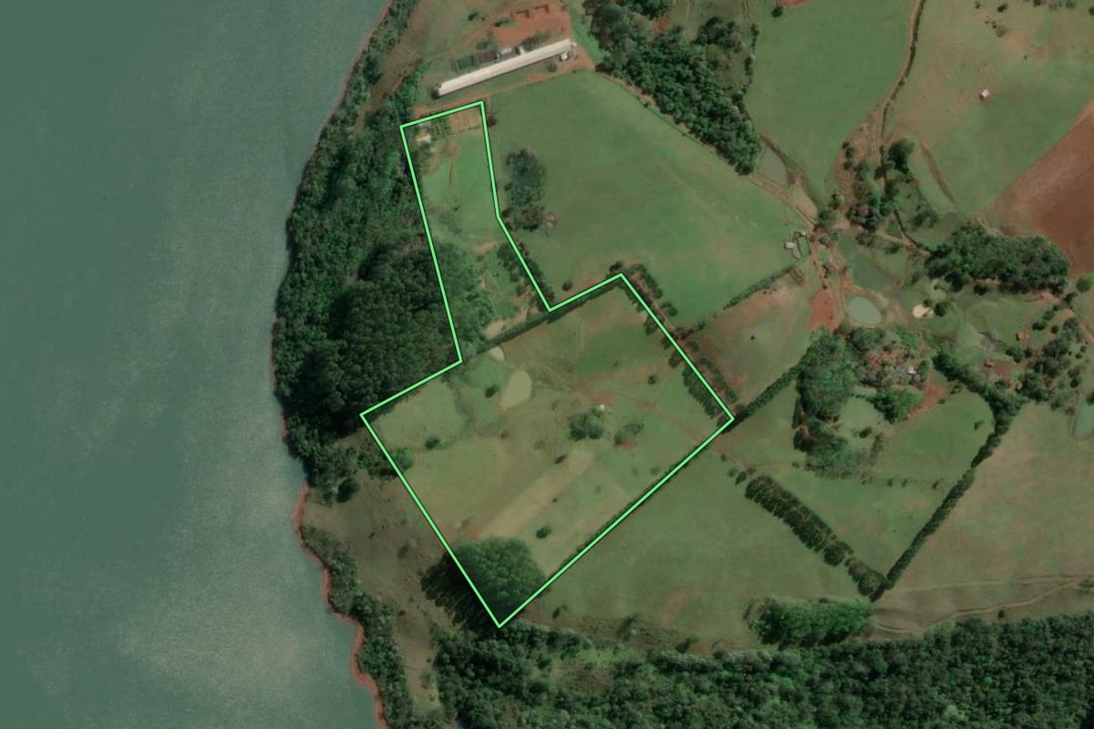 Imagem de satélite do imóvel rural em Concórdia (SC), com o contorno declarado no CAR desenhado por cima.