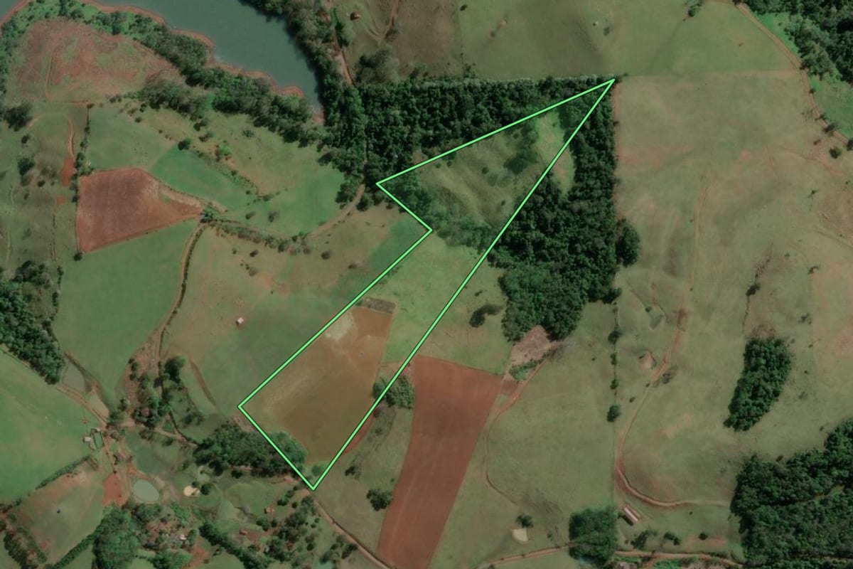 Imagem de satélite do imóvel rural em Concórdia (SC), com o contorno declarado no CAR desenhado por cima.