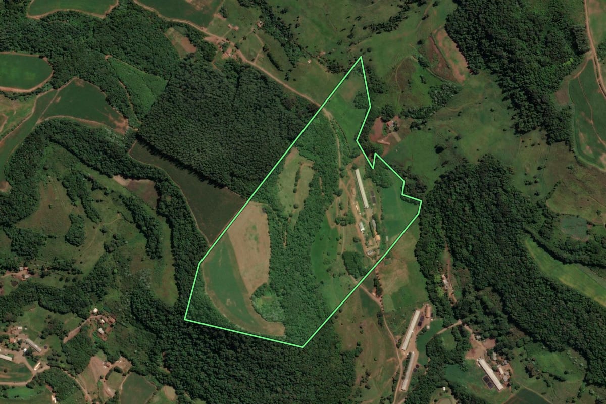 Imagem de satélite do imóvel rural em Concórdia (SC), com o contorno declarado no CAR desenhado por cima.