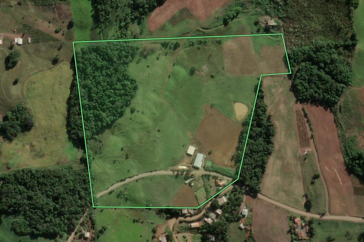 Imagem de satélite do imóvel rural em Concórdia (SC), com o contorno declarado no CAR desenhado por cima.